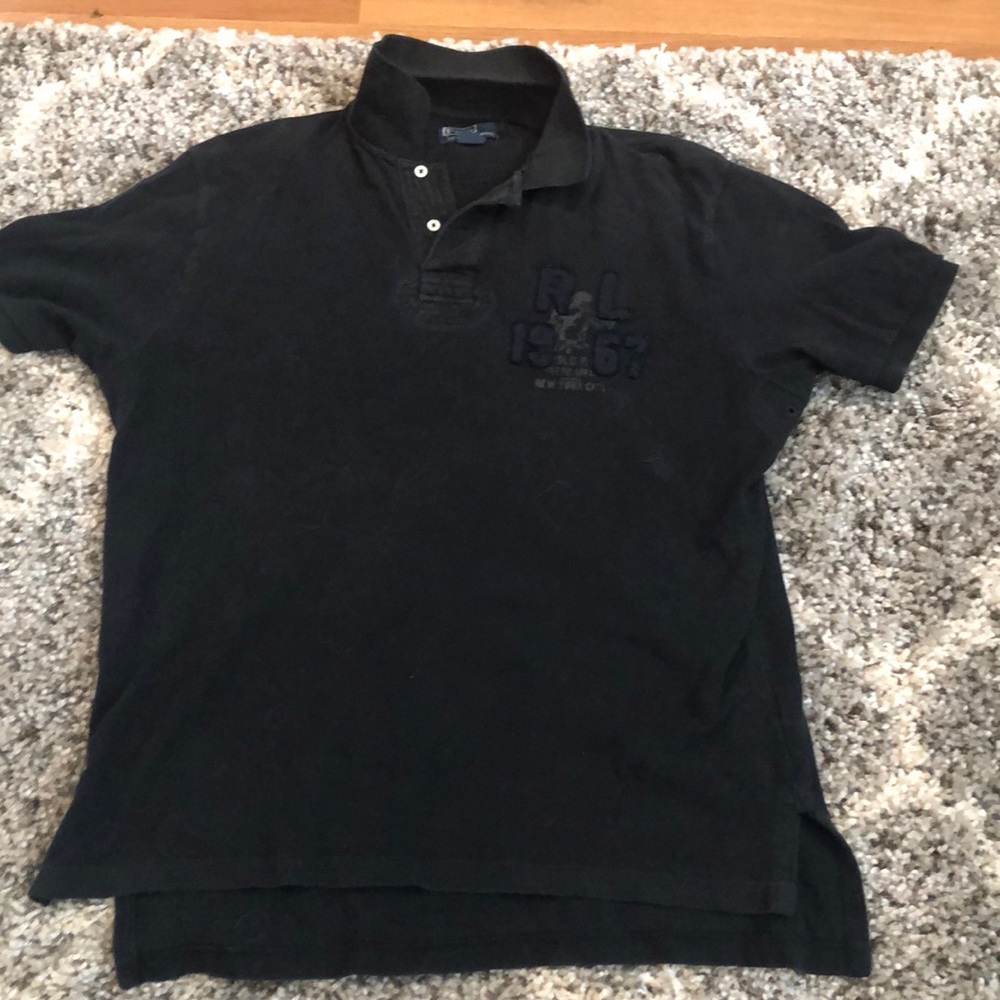 Men’s black polo shirt sleeve